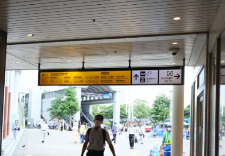 桜木町駅の改札から東口へ進む