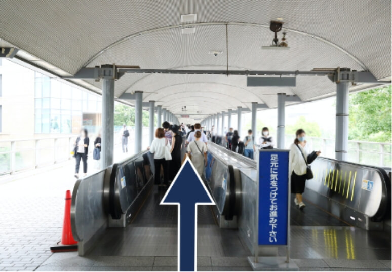 ランドマークタワーへ向かう動く歩道