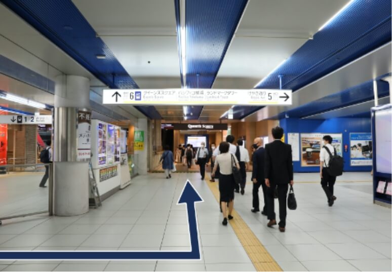 みなとみらい駅の改札から左へ進む